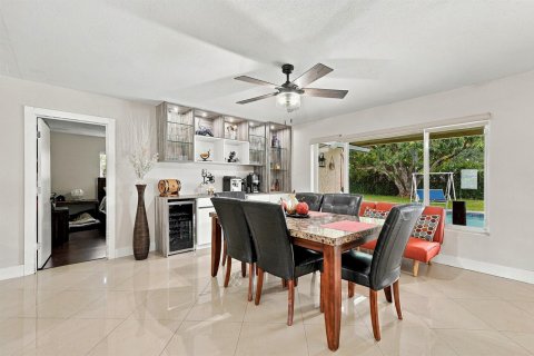 House in Coral Springs, Florida 3 bedrooms, 175.03 sq.m. № 2432151 - photo 14