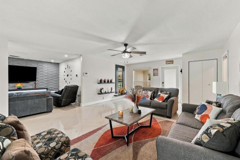 House in Coral Springs, Florida 3 bedrooms, 175.03 sq.m. № 2432151 - photo 10