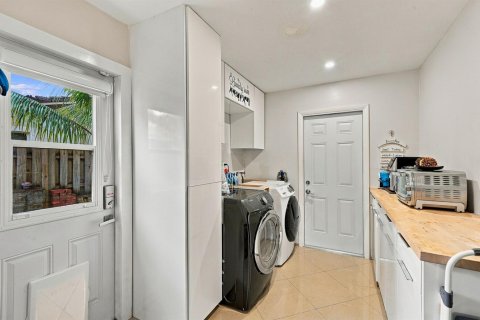 House in Coral Springs, Florida 3 bedrooms, 175.03 sq.m. № 2432151 - photo 25