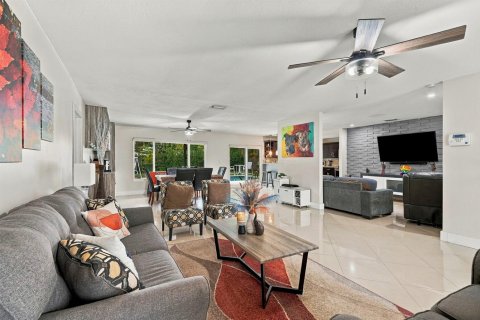 House in Coral Springs, Florida 3 bedrooms, 175.03 sq.m. № 2432151 - photo 8