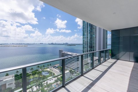 Condo in Miami, Florida, 2 bedrooms  № 1860242 - photo 1