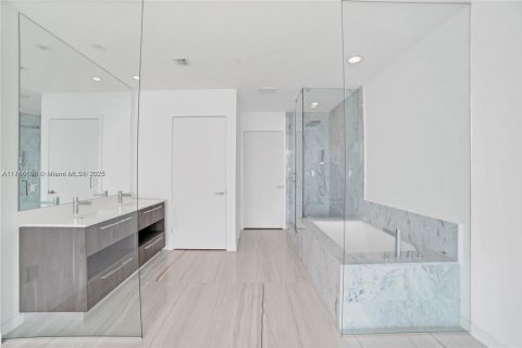 Condo in Miami, Florida, 2 bedrooms  № 1860242 - photo 14
