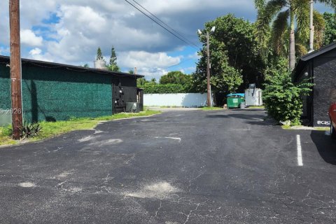 Propiedad comercial en venta en Palm Springs, Florida № 2088614 - foto 12