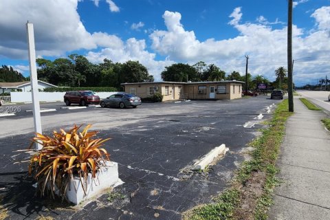 Propiedad comercial en venta en Palm Springs, Florida № 2088614 - foto 17