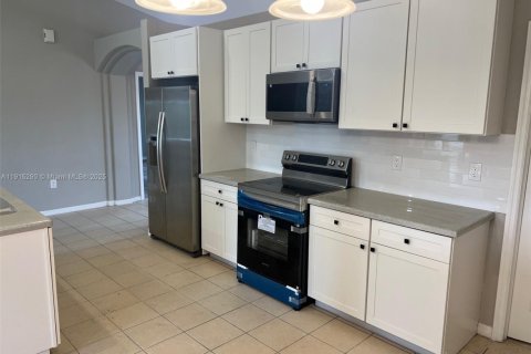 Villa ou maison à vendre à Lehigh Acres, Floride: 4 chambres, 185.15 m2 № 1971762 - photo 2