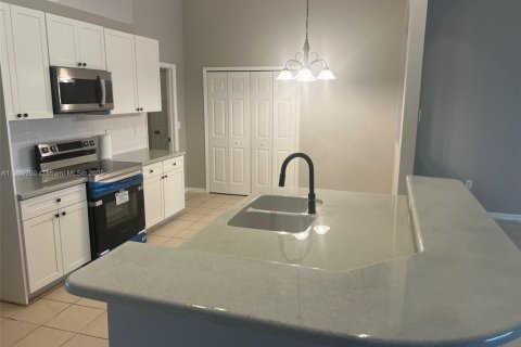 Villa ou maison à vendre à Lehigh Acres, Floride: 4 chambres, 185.15 m2 № 1971762 - photo 6