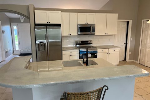 Villa ou maison à vendre à Lehigh Acres, Floride: 4 chambres, 185.15 m2 № 1971762 - photo 5