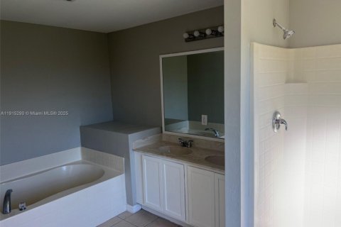 Villa ou maison à vendre à Lehigh Acres, Floride: 4 chambres, 185.15 m2 № 1971762 - photo 16