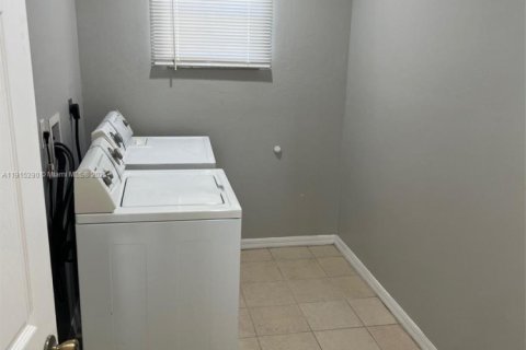 Villa ou maison à vendre à Lehigh Acres, Floride: 4 chambres, 185.15 m2 № 1971762 - photo 18