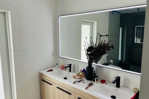 Casa en venta en Miami, Florida, 3 dormitorios, 155.98 m2 № 2001359 - foto 10