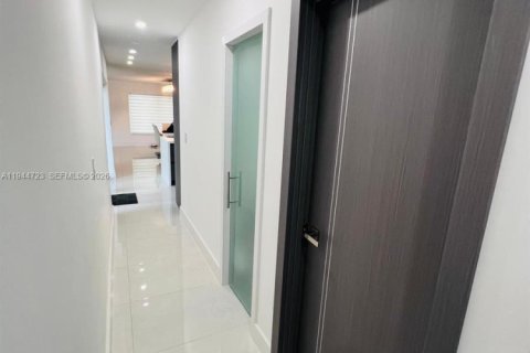 Casa en venta en Miami, Florida, 3 dormitorios, 155.98 m2 № 2001359 - foto 7