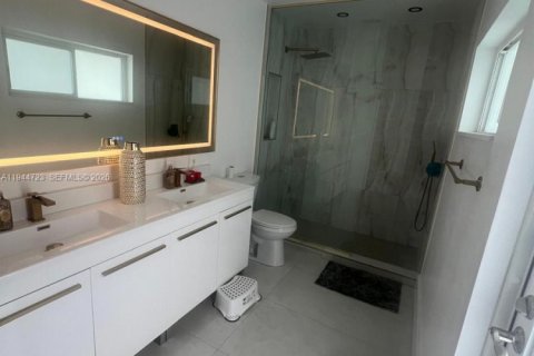 Casa en venta en Miami, Florida, 3 dormitorios, 155.98 m2 № 2001359 - foto 5