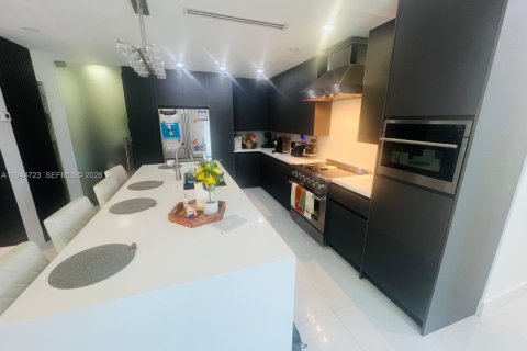 Casa en venta en Miami, Florida, 3 dormitorios, 155.98 m2 № 2001359 - foto 2