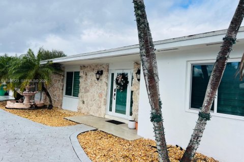 Casa en venta en Miami, Florida, 3 dormitorios, 155.98 m2 № 2001359 - foto 1