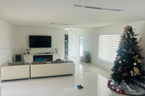Casa en venta en Miami, Florida, 3 dormitorios, 155.98 m2 № 2001359 - foto 3