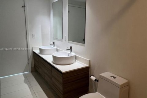 Condo in Miami, Florida, 1 bedroom  № 2001951 - photo 11