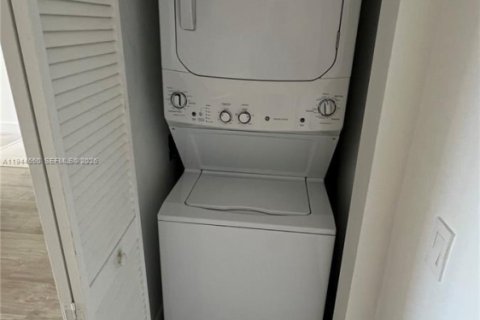 Condo in Miami, Florida, 1 bedroom  № 2001951 - photo 13