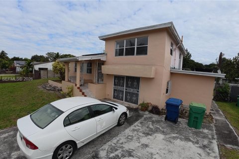 Casa en alquiler en Miami, Florida, 3 dormitorios, 148.09 m2 № 2011276 - foto 3