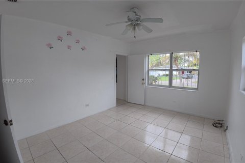 Casa en alquiler en Miami, Florida, 3 dormitorios, 148.09 m2 № 2011276 - foto 27
