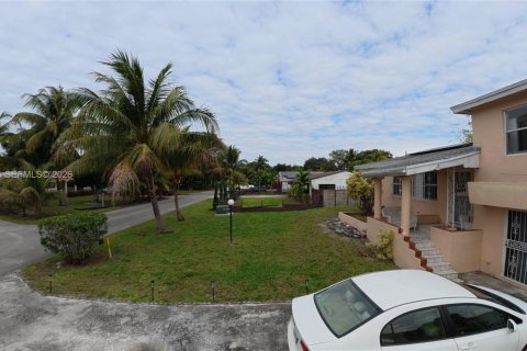 Casa en alquiler en Miami, Florida, 3 dormitorios, 148.09 m2 № 2011276 - foto 2