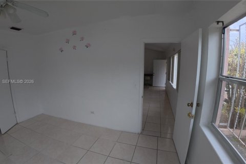 Casa en alquiler en Miami, Florida, 3 dormitorios, 148.09 m2 № 2011276 - foto 29