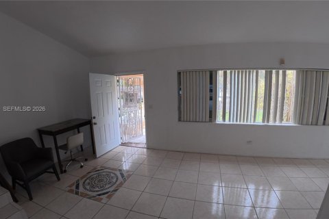 Casa en alquiler en Miami, Florida, 3 dormitorios, 148.09 m2 № 2011276 - foto 8