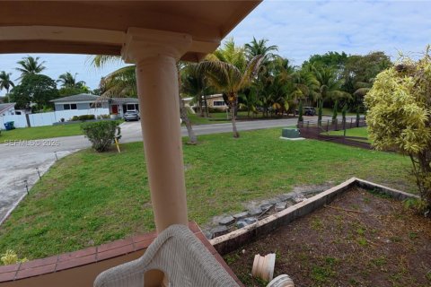 Casa en alquiler en Miami, Florida, 3 dormitorios, 148.09 m2 № 2011276 - foto 5