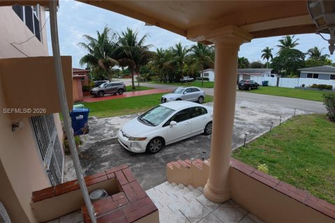 Casa en alquiler en Miami, Florida, 3 dormitorios, 148.09 m2 № 2011276 - foto 4
