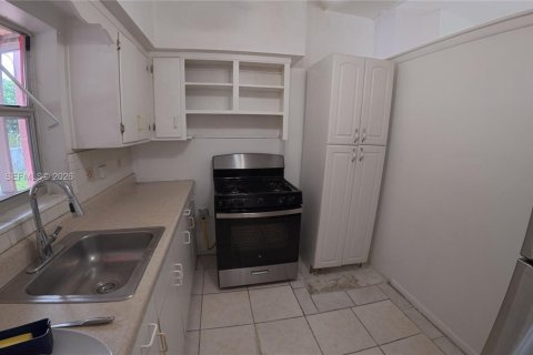 Casa en alquiler en Miami, Florida, 3 dormitorios, 148.09 m2 № 2011276 - foto 22