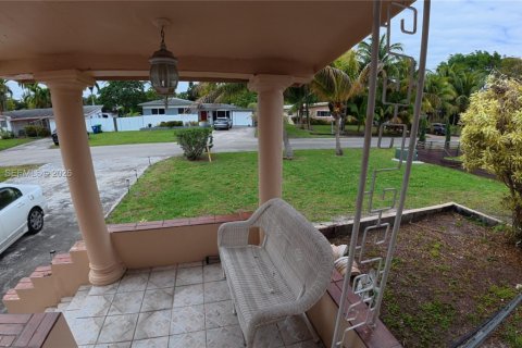 Casa en alquiler en Miami, Florida, 3 dormitorios, 148.09 m2 № 2011276 - foto 6