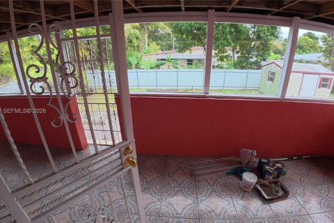 Casa en alquiler en Miami, Florida, 3 dormitorios, 148.09 m2 № 2011276 - foto 14