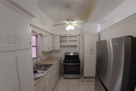 Casa en alquiler en Miami, Florida, 3 dormitorios, 148.09 m2 № 2011276 - foto 23