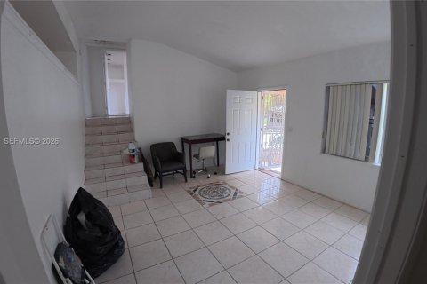 Casa en alquiler en Miami, Florida, 3 dormitorios, 148.09 m2 № 2011276 - foto 24