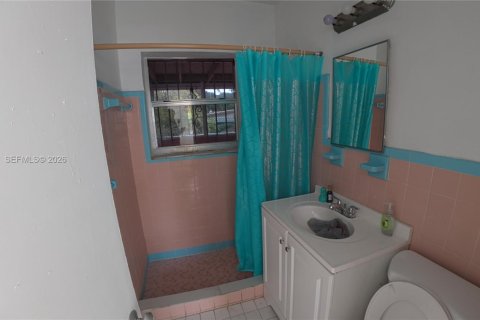 Casa en alquiler en Miami, Florida, 3 dormitorios, 148.09 m2 № 2011276 - foto 28