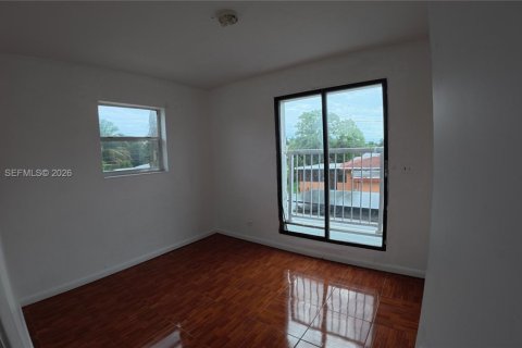 Casa en alquiler en Miami, Florida, 3 dormitorios, 148.09 m2 № 2011276 - foto 18