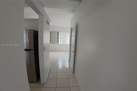 Casa en alquiler en Miami, Florida, 3 dormitorios, 148.09 m2 № 2011276 - foto 9