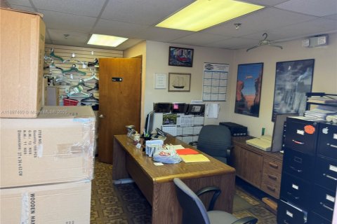 Propiedad comercial en venta en Hialeah Gardens, Florida № 1949072 - foto 12
