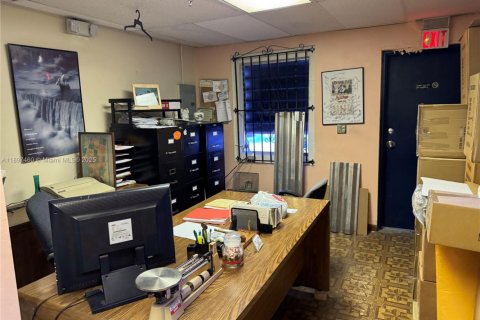 Propiedad comercial en venta en Hialeah Gardens, Florida № 1949072 - foto 11
