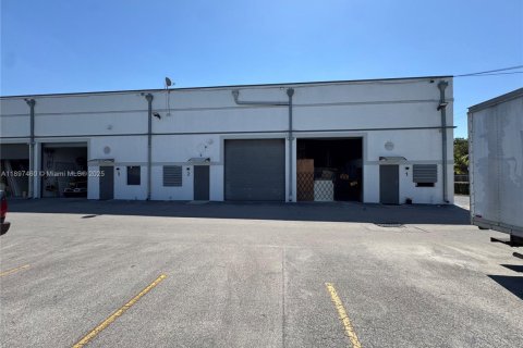 Propiedad comercial en venta en Hialeah Gardens, Florida № 1949072 - foto 2