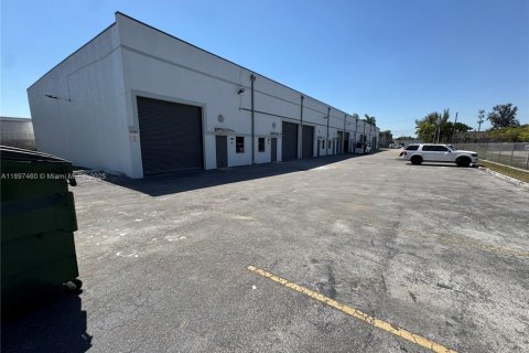 Propiedad comercial en venta en Hialeah Gardens, Florida № 1949072 - foto 3