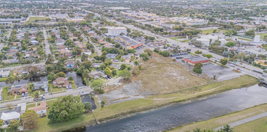 Commercial property in Lauderdale Lakes, Florida № 1860279