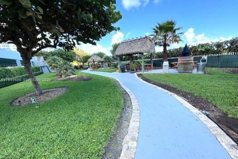 Condo in Miami Beach, Florida, 2 bedrooms  № 2004981 - photo 17