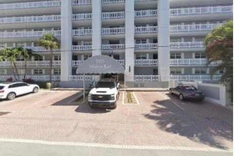 Condo in Fort Lauderdale, Florida, 2 bedrooms № 2006287 - photo 1