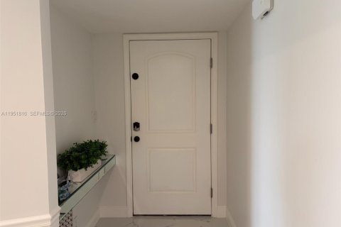 Condo in Fort Lauderdale, Florida, 2 bedrooms № 2006287 - photo 2