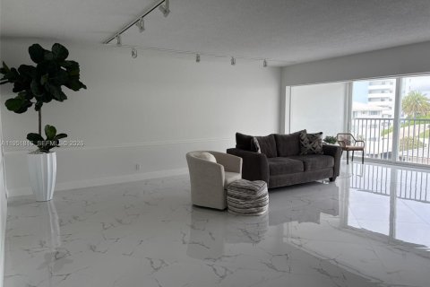 Condo in Fort Lauderdale, Florida, 2 bedrooms № 2006287 - photo 3