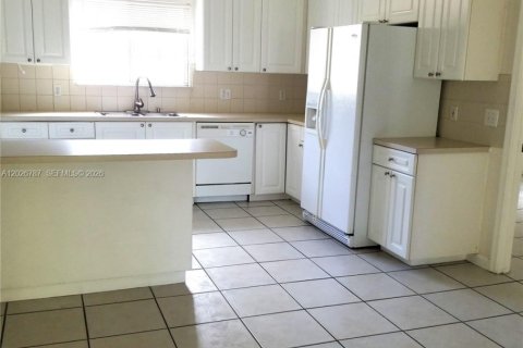 Condominio en alquiler en Hollywood, Florida, 2 dormitorios, 100.33 m2 № 2078452 - foto 5