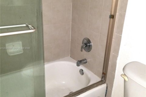 Condominio en alquiler en Hollywood, Florida, 2 dormitorios, 100.33 m2 № 2078452 - foto 11