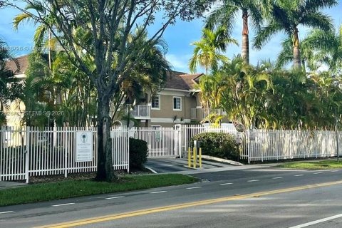 Condominio en Hollywood, Florida, 2 dormitorios  № 2078452
