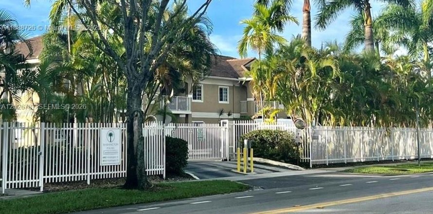 Condominio en Hollywood, Florida, 2 dormitorios  № 2078452
