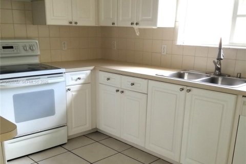 Condominio en alquiler en Hollywood, Florida, 2 dormitorios, 100.33 m2 № 2078452 - foto 6
